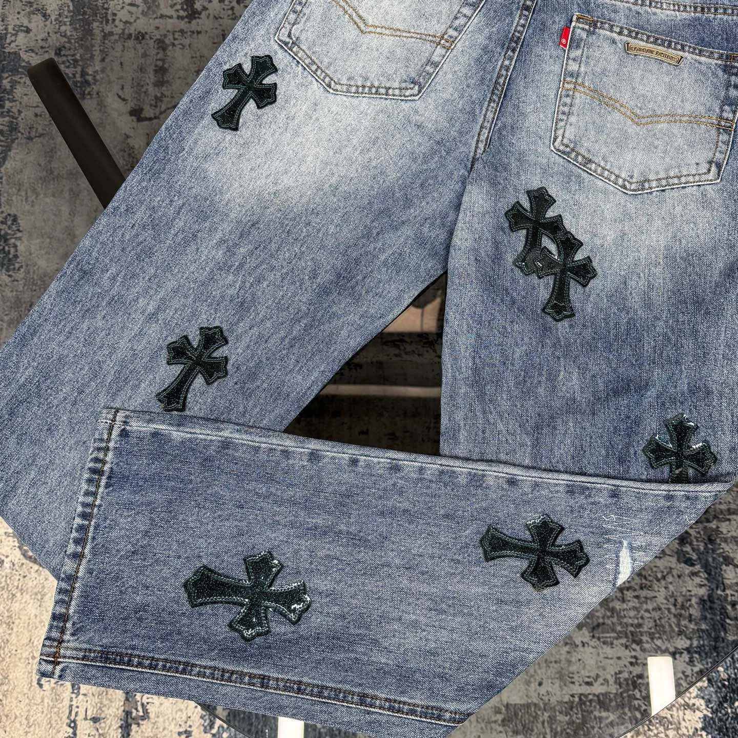P280 Chromehearts washed blue ripped starry sky leather jeans adopt starry sky theme leather elements, mostly presented in the shape of a cross, with glitter on the leather surface. Unique design, simple and elegant details, exquisite workmanship, the entire trousers are neatly routed, and the details are in place! Ceiling-level jeans, a pair that is hard to find at the counter. About Zangyin, this is an extremely luxurious fashion brand that can also be called the aristocrat of the high street. It has always been an exclusive brand for some hipsters or the rich second generation. It is more luxurious and noble than ordinary high streets. It is more fashionable and individual than luxury brands. Top heavy industry fashion design has always been created in high street luxury style. Speaking of this style, Zangyin family and GU family are definitely the leading representative brands, especially the Zangyin family's creation of high street style. It has really achieved a state-of-the-art effect. The color system of this model is made of unique washed materials. It is already quite eye-catching. It is decorated with pink patchwork cross flowers, which cleverly highlights the charm of the brand. Secondly, this model adopts a classic high-waist cutting design, which highlights the long legs and fashionable temperament of the upper body. The brand is highly recognizable and the slim-fitting configuration is more suitable for daily wear. Personality, fashion, and specification interpretation are all at a glance. Needless to say, materials and craftsmanship. As an excellent craftsman brand, Zangyin’s requirements for details and craftsmanship are really perfect. The washed color of this model has gone through a lot of processes, not to mention the embellishment of the denim appliqués. It is also purely hand-made and sewn. Just like what they believe in, only hand-made things have soul and have the meaning of wearing. A top-notch heavy-duty fashionable denim item. Recommended by both hands. Size: 28/30/32/34/36 Waist: 73/78/83/88/93 Knee: 52/53.5/55/56.5/58 Pants length: 100/102/104/106/108